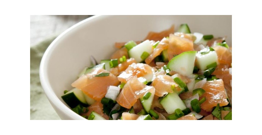 Frisse salade met gemarineerde zalm en citroen